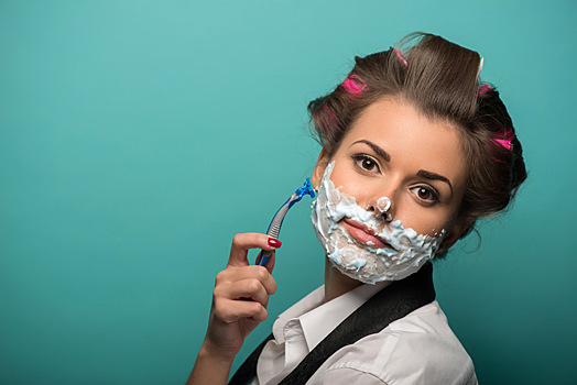 Зачем женщины бреют лицо: все, что надо знать о процедуре дермапланинга