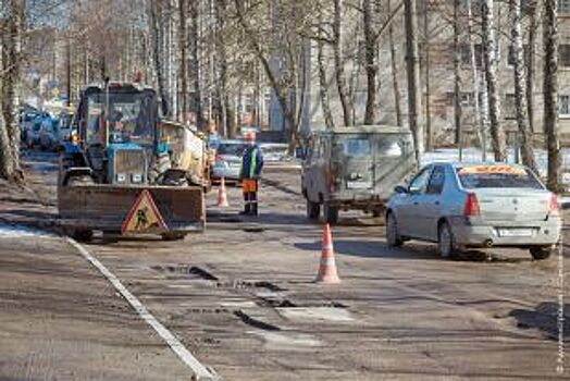 В Ярославле в среду продолжат ямочный ремонт в Брагино и за Волгой