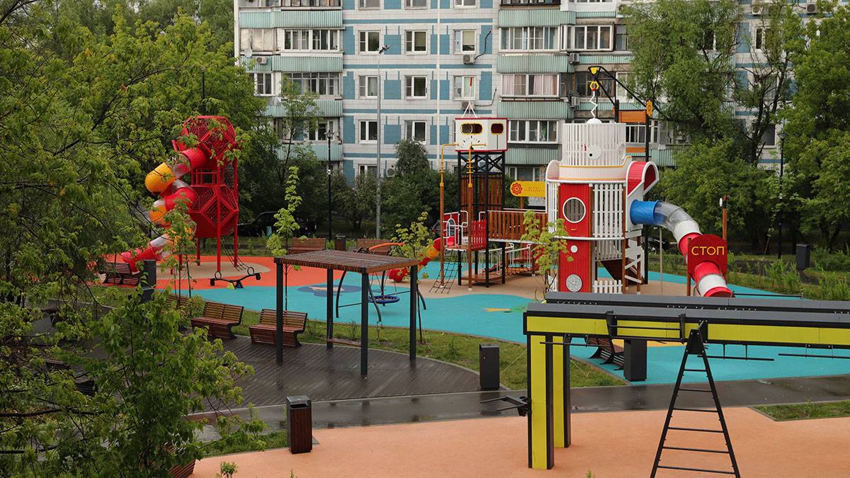 Мужчина избил школьника на детских площадках в городе Домодедово