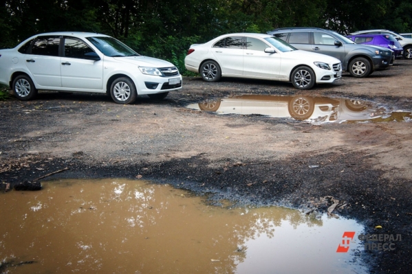 Коричневая вода залила улицу в столице Карелии