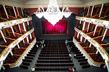 Исторические цвета и удобные кресла: в Калининградском драмтеатре обновили зрительный зал