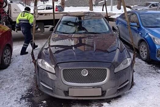 Приставы арестовали у екатеринбуржца Jaguar XJ за долг в 26 миллионов