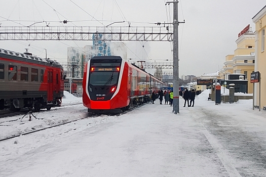 Под Екатеринбургом вспыхнул пассажирский электропоезд до Челябинска: что произошло