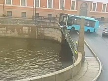 Число погибших при падении автобуса в реку в Петербурге выросло до семи