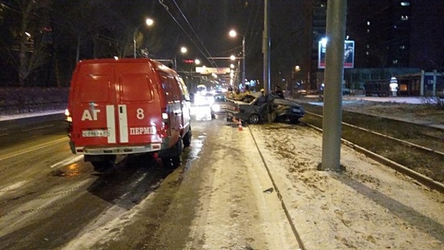 «Бесправный» пермяк на легковушке снес световую опору