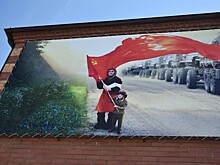 В Свободном появился плакат с мальчиком Алёшей и бабушкой, вышедшей к украинским военным с красным знаменем