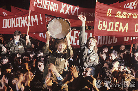 На Николаевщине распаковали капсулу с обращением комсомольцев 1967 года к современной молодежи