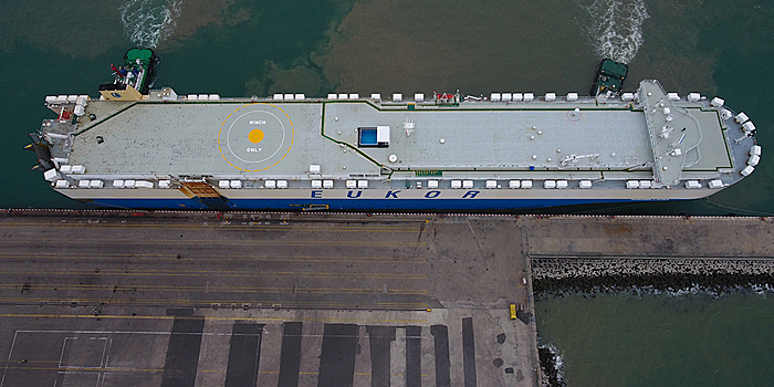 В Хайнаньской зоне свободной торговли пришвартовалось первое иностранное судно с автомобилями