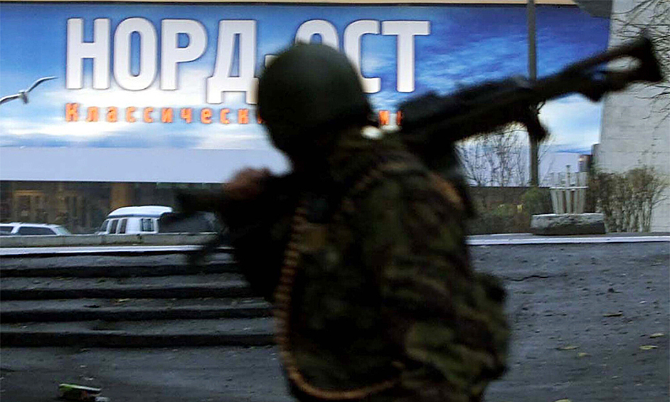 Спецназовец около Театрального центра на Дубровке, Москва, 25 октября 2002 года