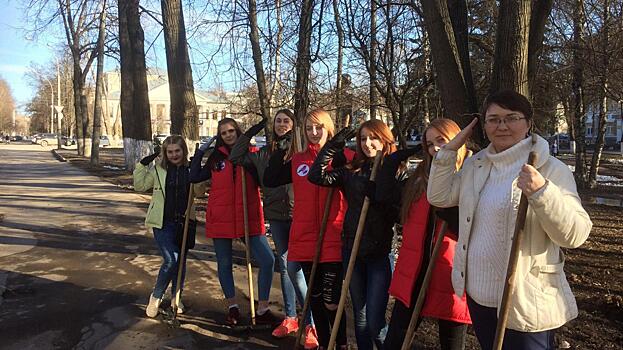 Молодые активисты обновили памятник Беляеву в Вологде