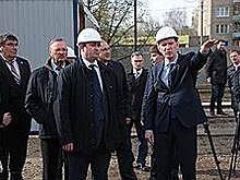 Животным подбросят людей