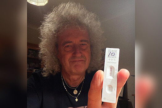 Гитарист Queen заявил, что коронавирус стал менее опасен