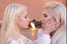 СК ищет автора видео с девушками, целующимися на фоне Вечного огня в Москве