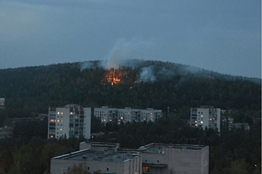 Жителей Новоуральска напугал подступающий к домам огонь