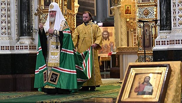 РПЦ прокомментировала передатчик в ухе священника