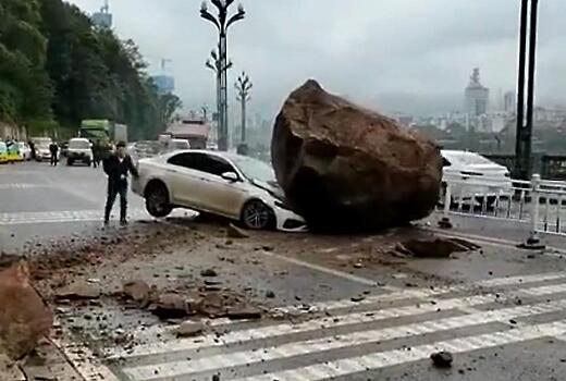 Гигантский валун, скатившийся с холма, лишил легковушки удачливого автовладельца - видео