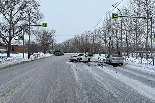 В Новосибирске водитель потерял управление и устроил ДТП на улице Станционной