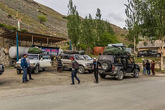 Турист побывал в Таджикистане и удивился местным заправкам