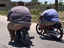 Упитанные мотоциклисты устроили рискованный заезд в сторону закусочной