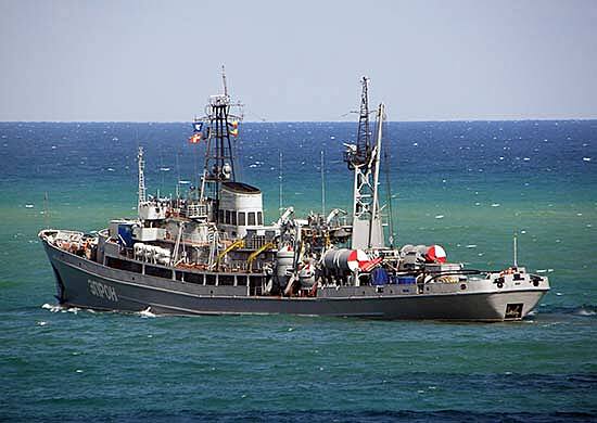 Спасательное судно «Эпрон» Черноморского флота проходит