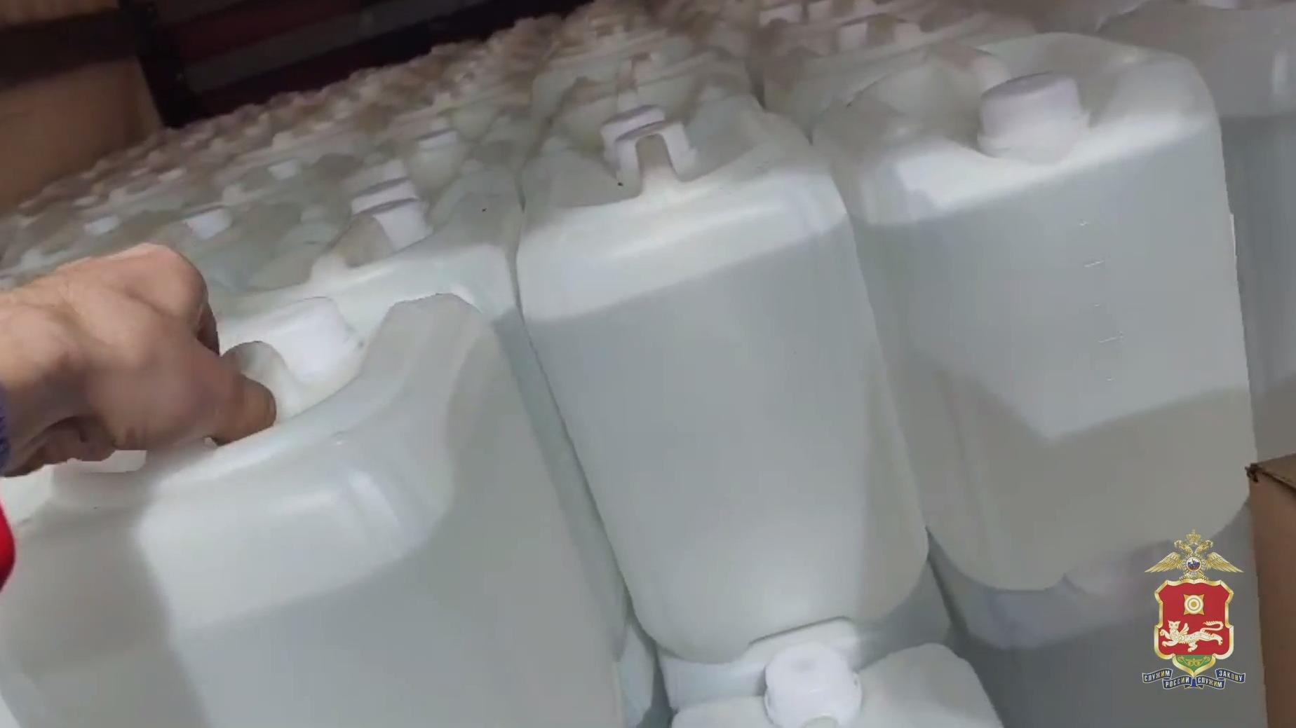 В Хакасии полицейские изъяли около 10 тысяч литров нелегальной спиртосодержащей продукции