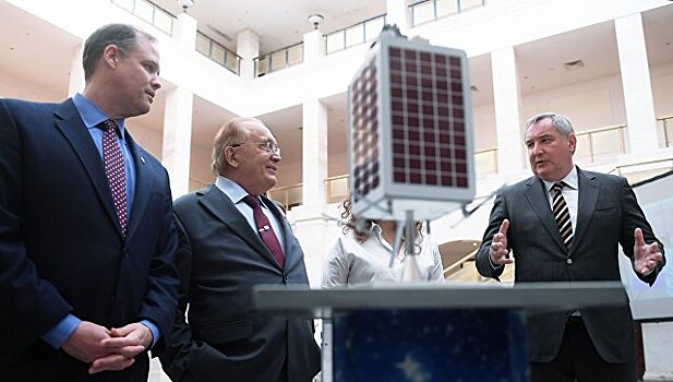 Рогозин подарил главе НАСА копию штурманских часов Юрия Гагарина