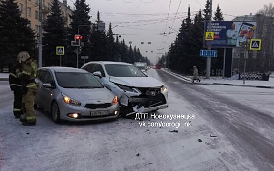 Автомобили "бок о бок" столкнулись в Новокузнецке