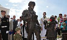 В Крыму облили краской памятник «Вежливым людям»