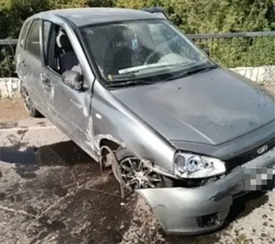 В Самарской области "Калина" вылетела с дороги и врезалась в бетонный отбойник
