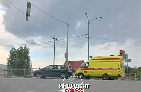 Автобус въехал в автомобиль на дороге под Кемеровом