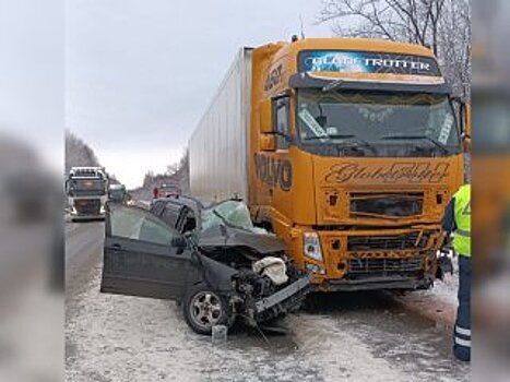 В Башкирии водитель погиб в аварии с большегрузом