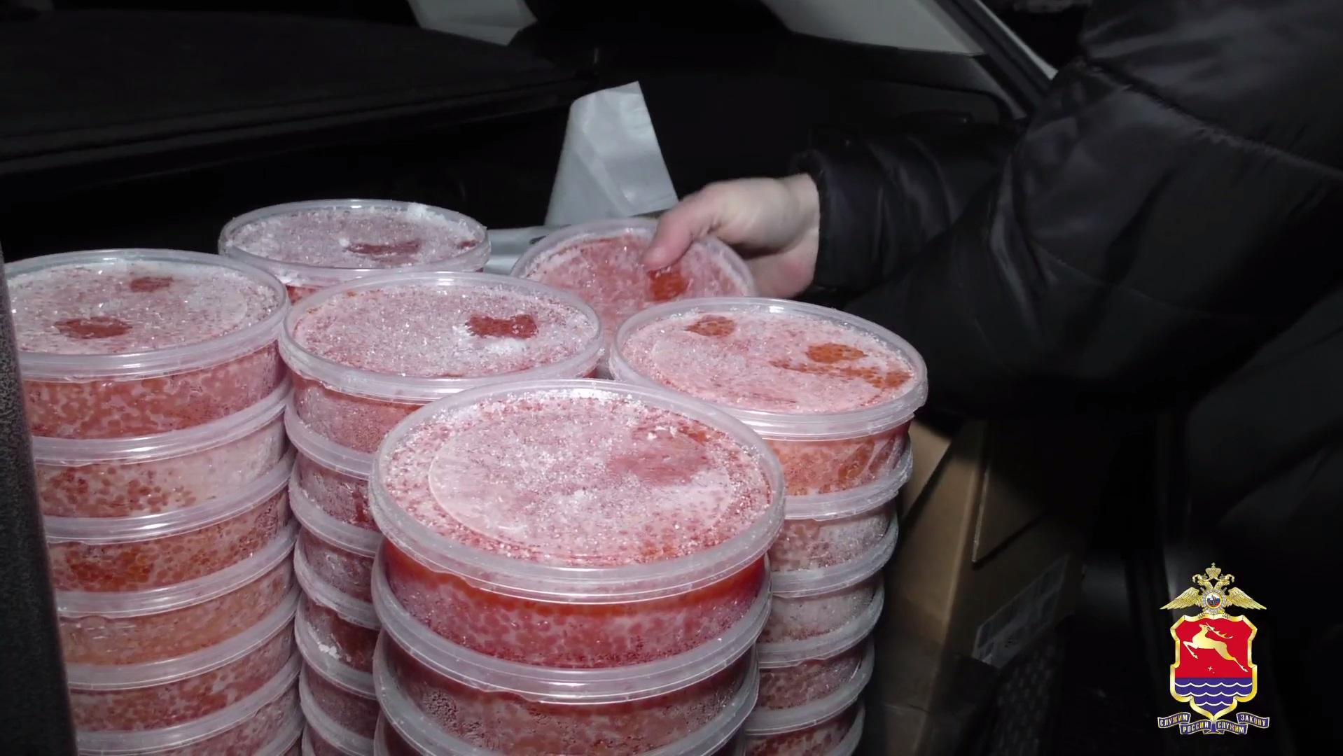 Магаданские полицейские пресекли продажу местной жительницей 35 кг лососёвой икры без маркировки
