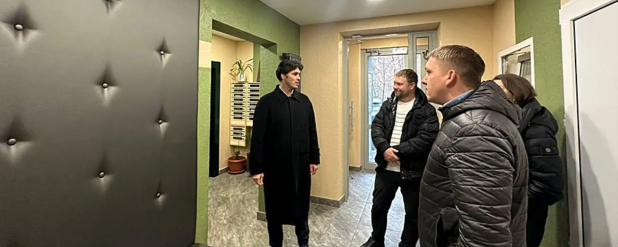 Депутат Сергей Маликов отсмотрел ремонт подъезда в одном из домов Красногорска