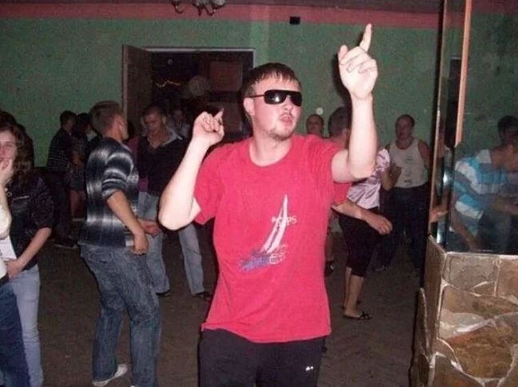 Некоторые над ними смеялись, другие - в тайне завидовали его раскрепощённости.
