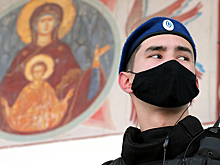 Мужчина с ножом всю ночь простоял на крыше Лавры