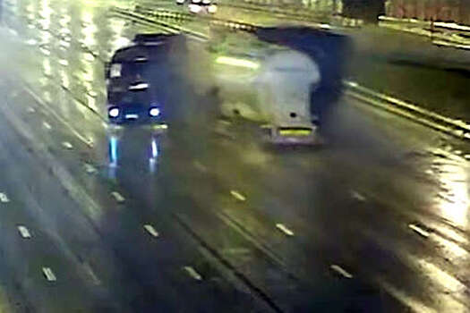 На МКАД у цементовоза оторвало кабину при ударе о фуру