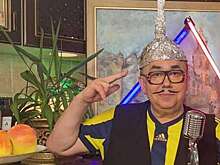 Актер Стас Садальский опубликовал фото в шапке из фольги