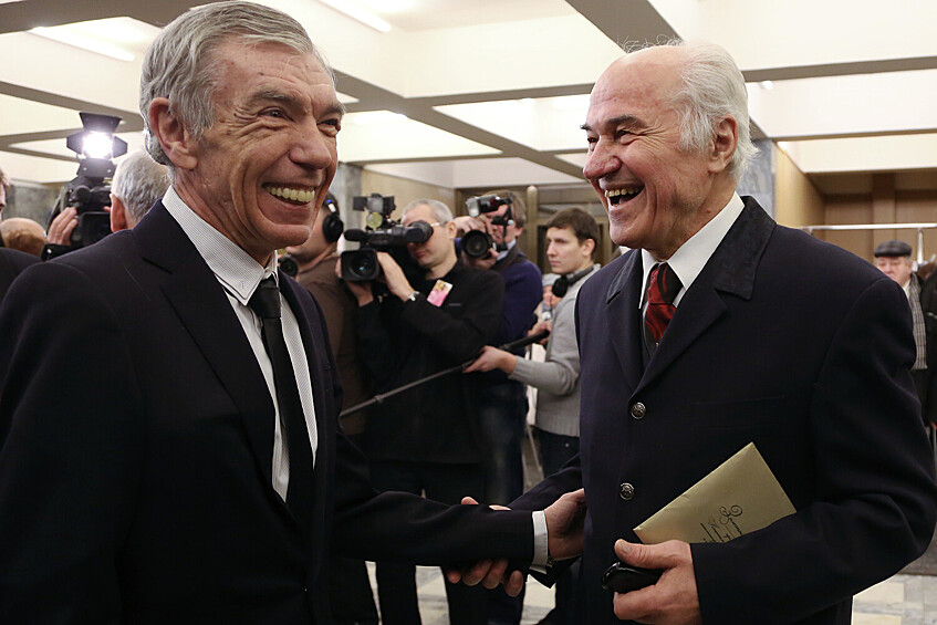 Телеведущий Юрий Николаев и композитор Евгений Дога перед церемонией вручения премии «Золотой орел» на «Мосфильме», 2013 год