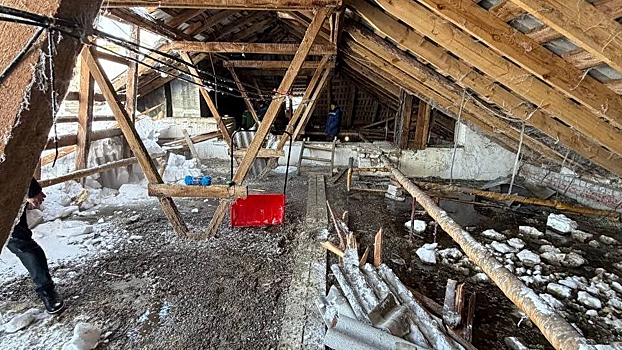 Сломанная кровля и душ из кипятка: в Казани обвалилась крыша пятиэтажного дома