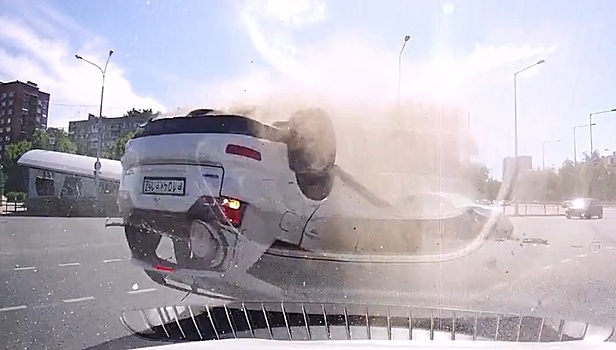 Кроссовер перевернулся на крышу после столкновения с такси в Самаре. Видео