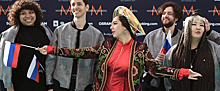Манижа пришла на открытие «Евровидения» в парче и оранжевом кокошнике — Видео