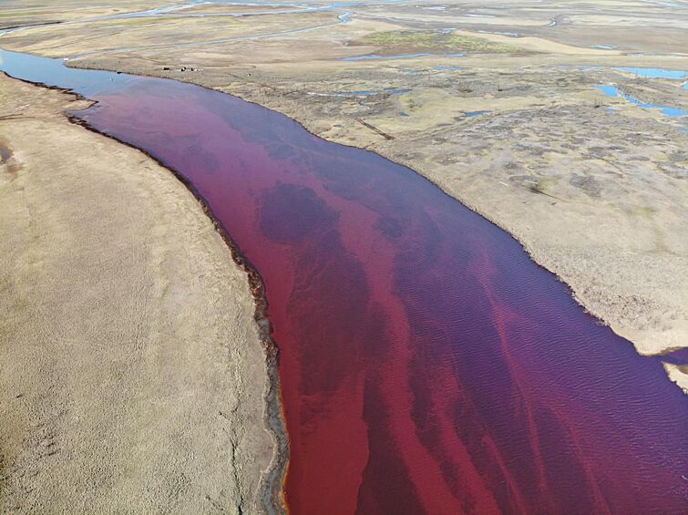 В реку Амбарная (приток реки Печоры) попало около 20 тысяч тонн нефтепродуктов. Вода в ней окрасилась в кроваво-красный цвет.