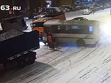 В Самаре автобус сбил трех дорожных рабочих. Видео