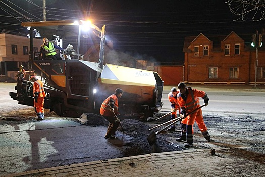 В Воронеже выравнивают покрытие дорог после капризной зимы