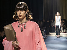 Жакеты на голое тело, разнообразие комбинезонов и накидки-кольчуги для уверенных женщин на шоу Givenchy