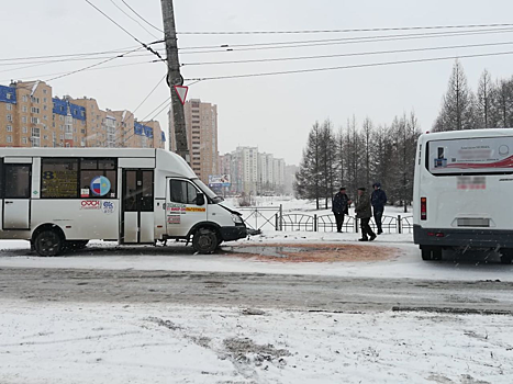 Две маршрутки с пассажирами столкнулись на перекрестке в Омске