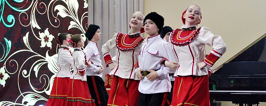 Депутат Александр Захаров поздравил с юбилеем коллектив детской школы искусств Уссурийска