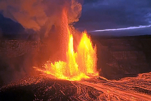 Самый активный вулкан на Земле выбросил тонны лавы и пепла
