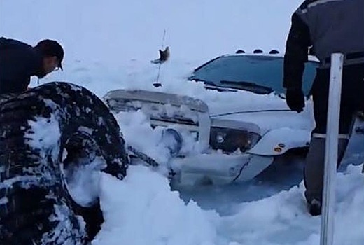 Посмотрите, как вытаскивают провалившийся под лед Dodge Ram