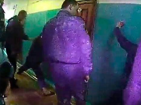 В Красноярском крае возбуждено дело после публикации ВИДЕО с избиением заключенных, которых заставляли делать зарядку
